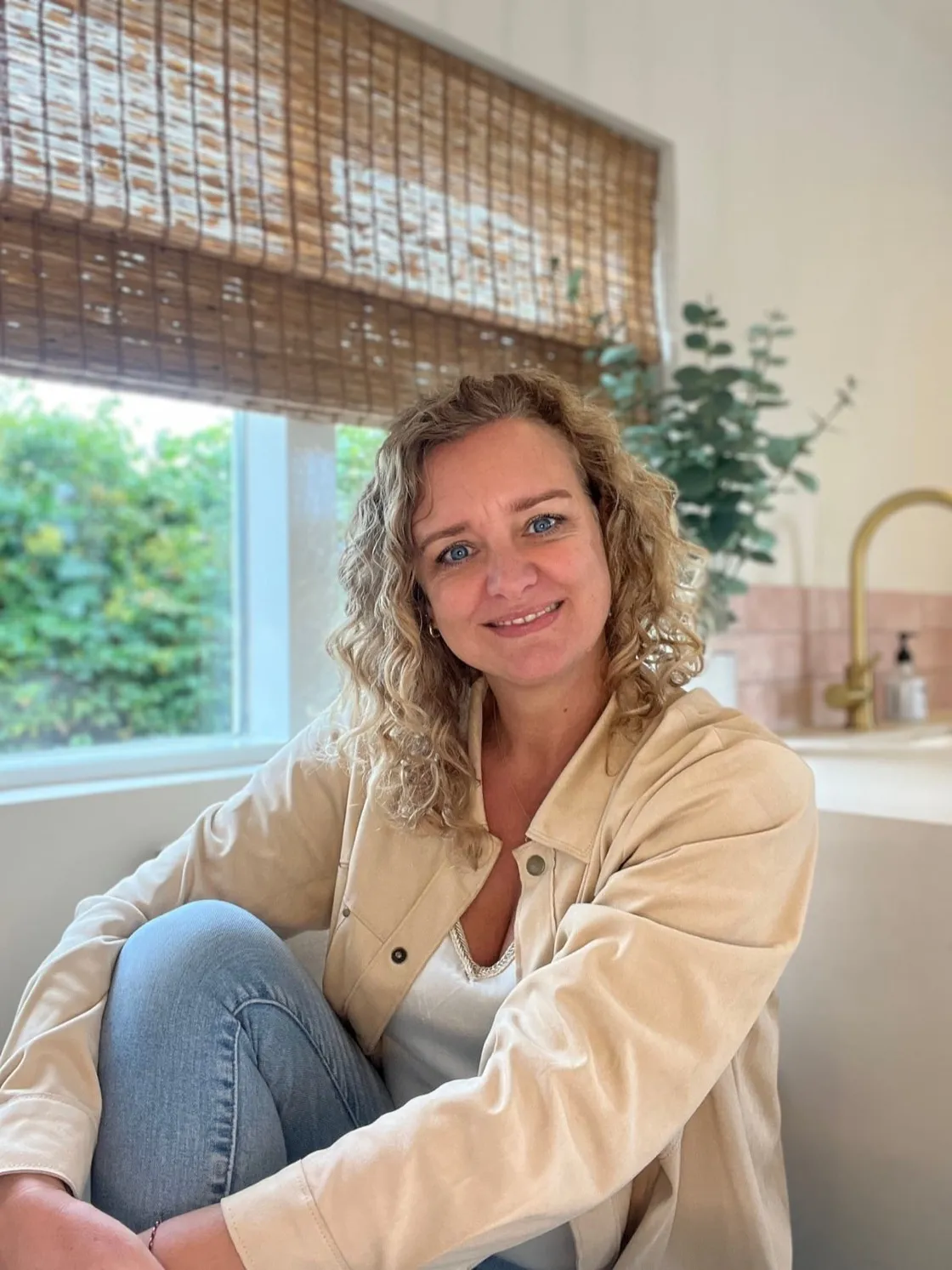 Irma van BeYoutiful bij het raam
