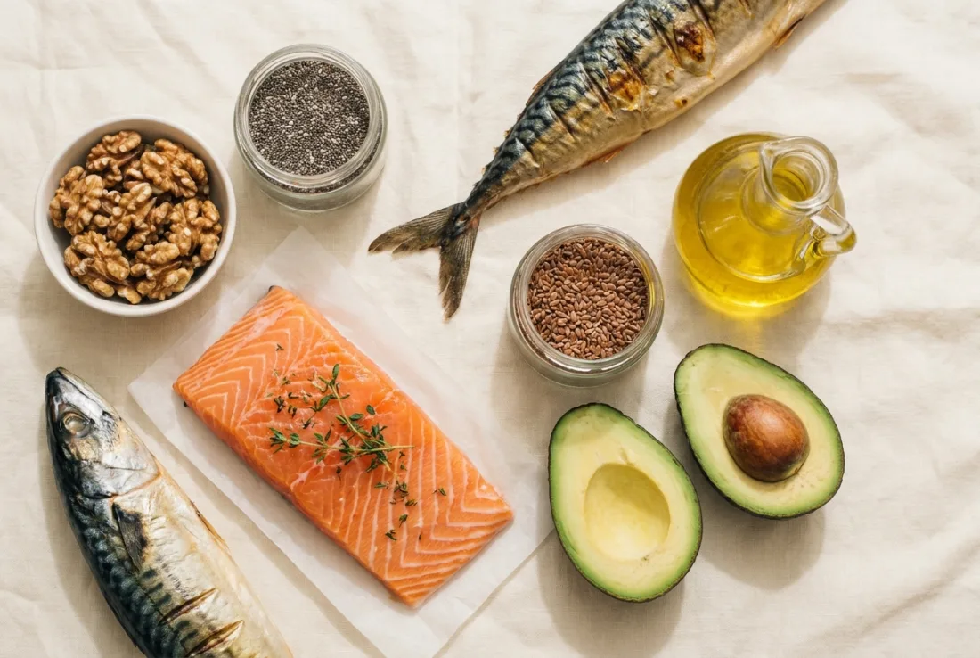 Omega-3-rijke voeding: zalm, makreel, walnoten, lijnzaad, chiazaad, avocado en olijfolie