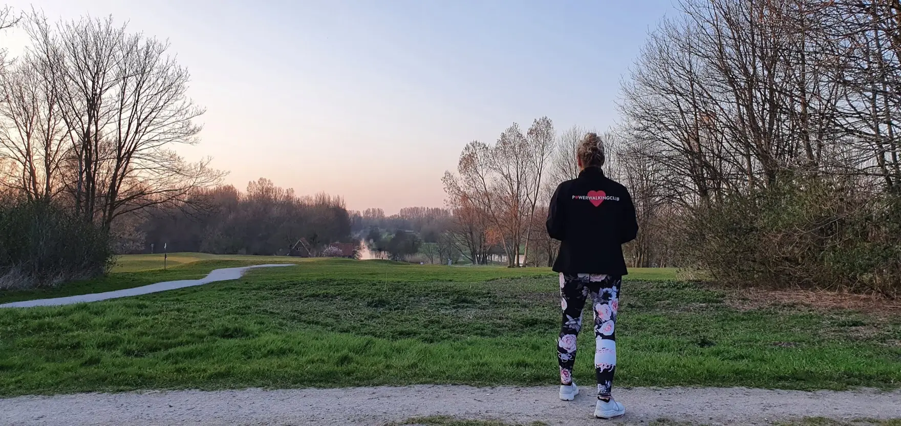 Powerwalken in de buitenlucht bij zonsondergang